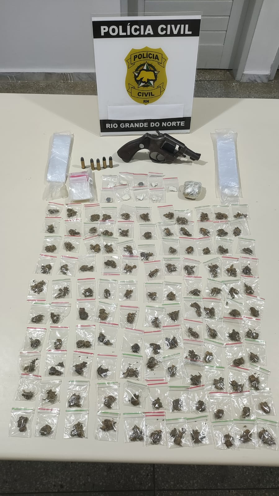 Polícia Civil prende suspeito de roubos e apreende arma de fogo e drogas em Caicó